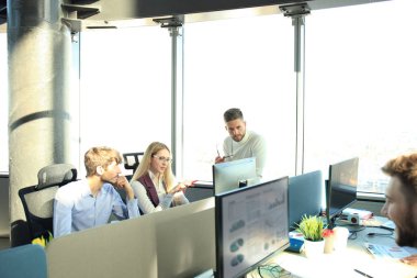 Birlikte yaratıcı ofiste vakit süre çalışan genç modern iş arkadaşları smart casual giyim.