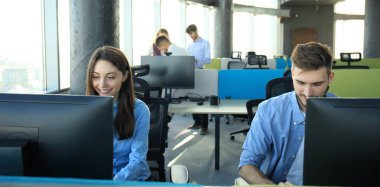 Genç modern iş arkadaşları ise harcama zaman ofiste çalışan akıllı rahat kıyafet.