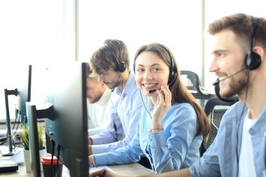 Ekibiyle birlikte çağrı merkezi çalışanının portresi. İşte gülümseyen müşteri destek operatörü.