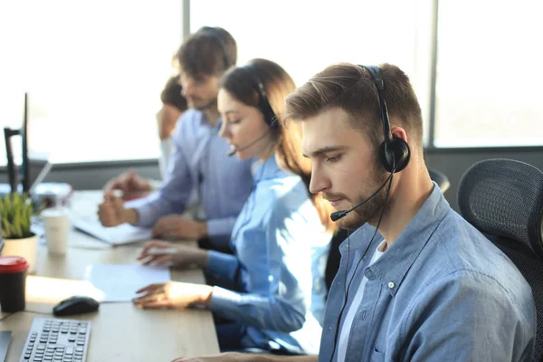 Jovens empresários e colegas atraentes e positivos em um escritório de call center. — Fotografia de Stock