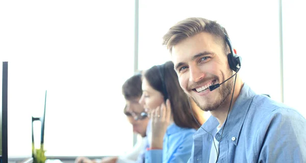 Ritratto di operatore del call center accompagnato dalla sua squadra. Operatore di assistenza clienti sorridente al lavoro. — Foto Stock