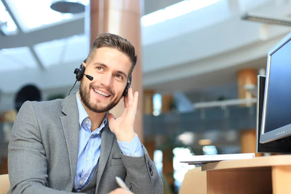 Sorridente amichevole bello giovane operatore call center maschile. — Foto Stock