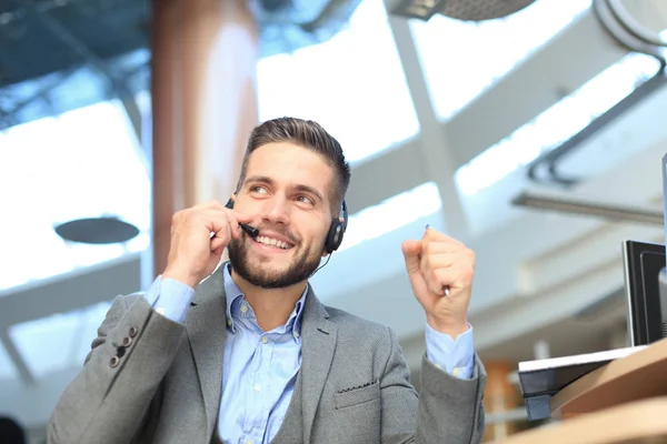 Sorrindo amigável bonito jovem operador de call center masculino. — Fotografia de Stock