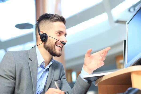 Sorrindo amigável bonito jovem operador de call center masculino. — Fotografia de Stock