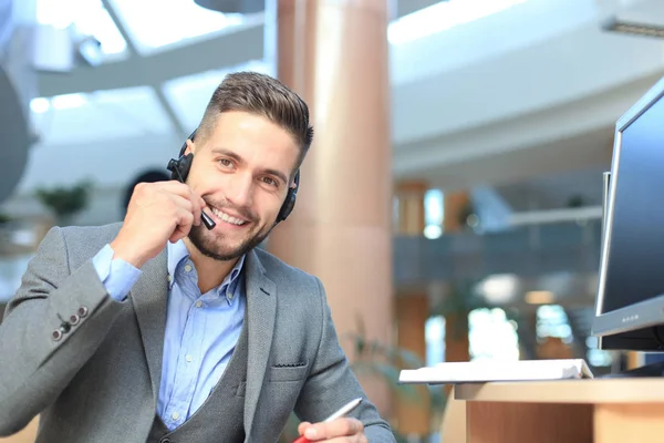 Χαμογελώντας φιλικό όμορφος νεαρός άνδρας τηλεφωνητής κέντρο. — Φωτογραφία Αρχείου
