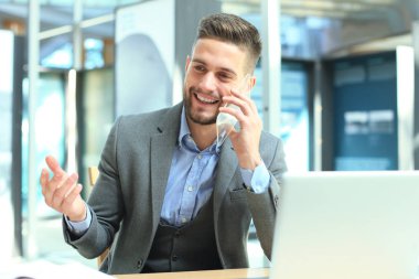 Gelecekteki konseptin şeffaf telefonları, arkadaşı ile çağrı yapan Kafkas bir işadamı.