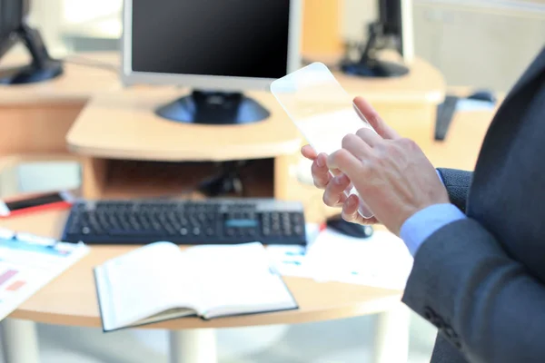 Närbild på manliga hand med transparent smartphone. — Stockfoto