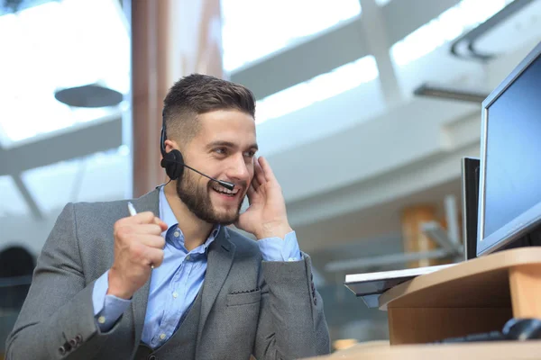Χαμογελώντας φιλικό όμορφος νεαρός άνδρας τηλεφωνητής κέντρο. — Φωτογραφία Αρχείου