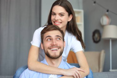 Güzel kadın ile erkek arkadaşı harcama kaliteli zaman birlikte kanepede evde oturma odasında.