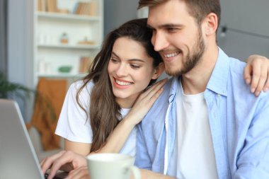 Çift dizüstü bilgisayarda birlikte çalışırken işaret.