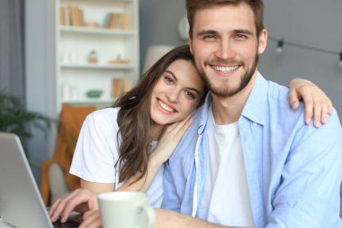 Çift dizüstü bilgisayarda birlikte çalışırken işaret.