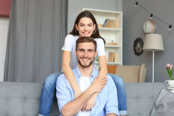 Mooie vrouw met vriendje doorbrengen quality time samen op sofa thuis in de woonkamer. — Stockfoto