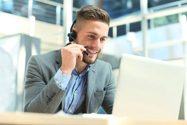 Sorridente amichevole bello giovane operatore call center maschile. — Foto Stock