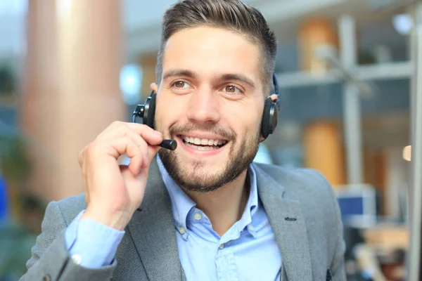 Sonriente amable guapo joven operador de centro de llamadas masculino. — Foto de Stock