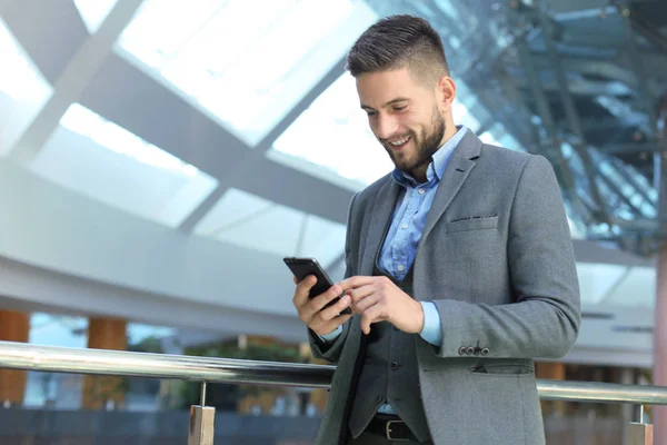 Ofis telefonu: çağrı genç gülümseyen iş adamı. — Stok fotoğraf