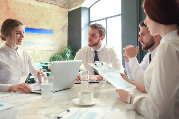 Grupp av affärspartners diskuterar idéer och planeringsarbete på kontoret. — Stockfoto