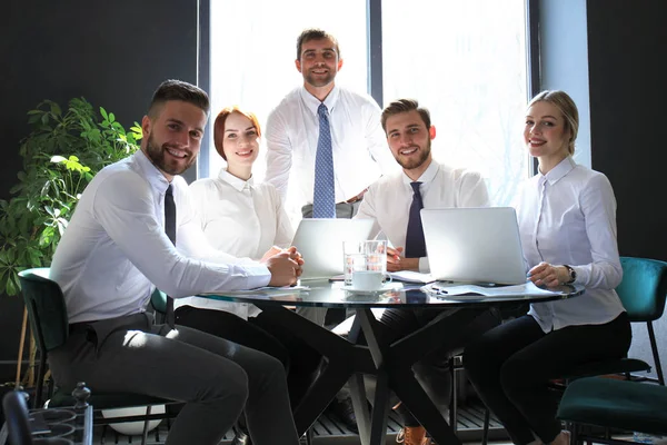 Retrato de empleados de negocios positivos en una reunión de negocios de oficina. — Foto de Stock
