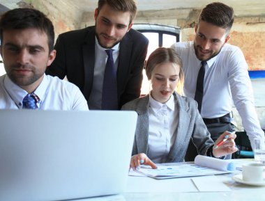 İşletme ekibi laptopun sonuçlarını kontrol etmek için çalışıyor..