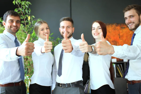 Gente de negocios exitosa con pulgares hacia arriba y sonriendo. — Foto de Stock