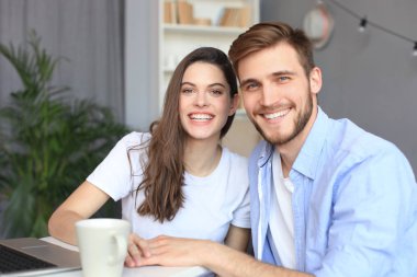 Çift dizüstü bilgisayarda birlikte çalışırken işaret.