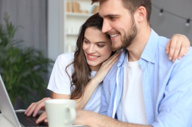 Çift dizüstü bilgisayarda birlikte çalışırken işaret.