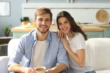 Koltukta oturan sevimli genç bir çiftin portresi..