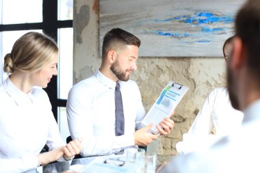 Genç başlatılması işadamları ekip çalışması beyin fırtınası toplantı yatırım görüşmek üzere.