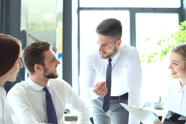 Grupp av affärspartners diskuterar idéer och planeringsarbete på kontoret. — Stockfoto