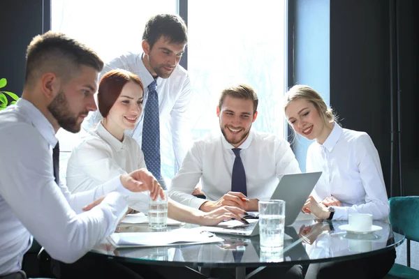 Grupo de socios comerciales que discuten ideas y trabajo de planificación en la oficina. —  Fotos de Stock