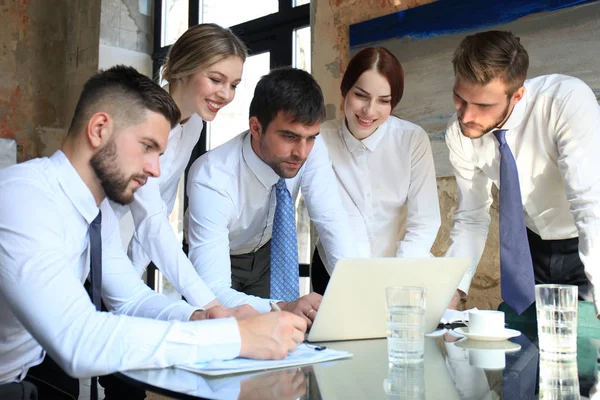 Business team werkt aan laptop om de resultaten van hun werk te controleren. — Stockfoto