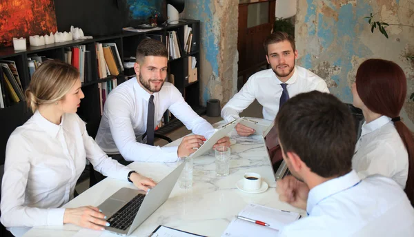 Pohled shora podnikatelů spolupracovat při trávení času v kanceláři. — Stock fotografie
