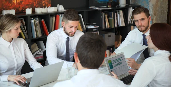 Vista superior de la gente de negocios trabajando juntos mientras pasan tiempo en la oficina . —  Fotos de Stock