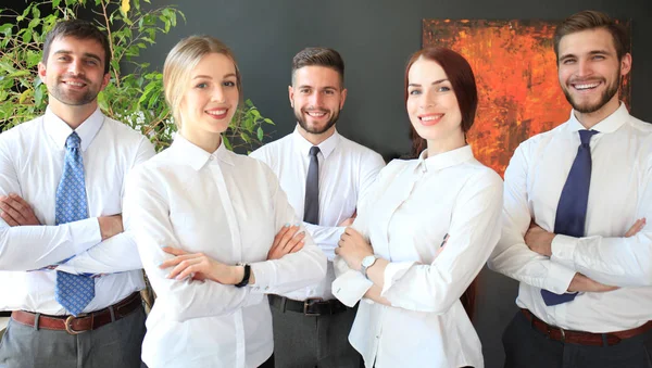 Gruppo di imprenditori di successo sullo sfondo dell'ufficio. — Foto Stock