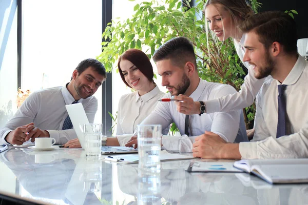 Equipe de negócios trabalhando no laptop para verificar os resultados de seu trabalho. — Fotografia de Stock