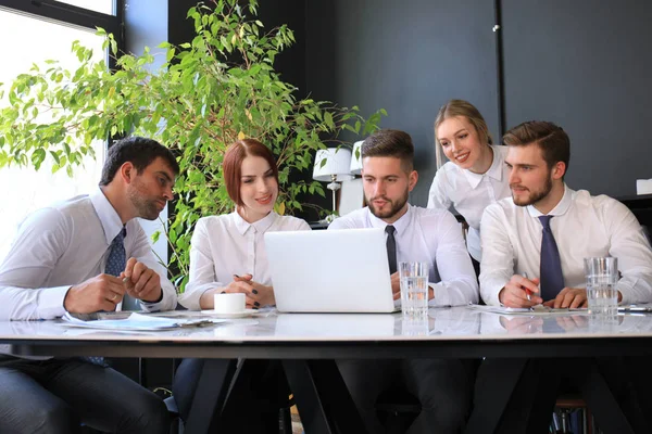 Colleghi d'affari che discutono nuove opportunità. persone e tecnologia . — Foto Stock