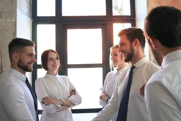 Gente de negocios dándose la mano, terminando una reunión. —  Fotos de Stock