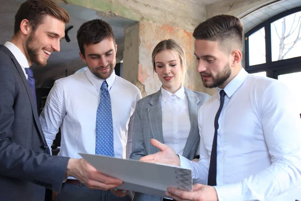 Jonge starters zakenlieden teamwerk brainstormvergadering te bespreken van de investering. — Stockfoto