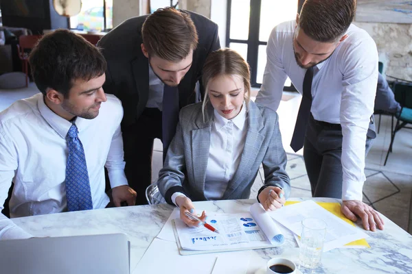 Equipo de negocios trabajando en el ordenador portátil para comprobar los resultados de su trabajo. —  Fotos de Stock