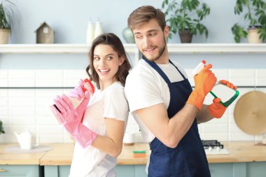 Genç mutlu çift evde temizlik yaparken eğleniyor..