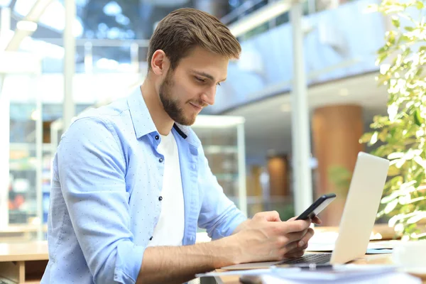 Empresario usando su teléfono móvil en la oficina. — Foto de Stock