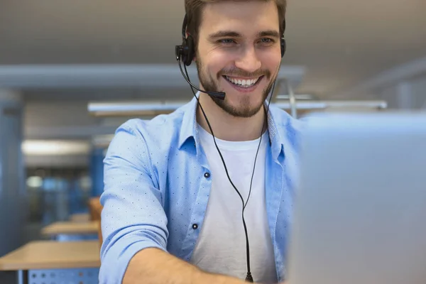 Zufriedene junge männliche Kundenbetreuer arbeiten im Büro. — Stockfoto