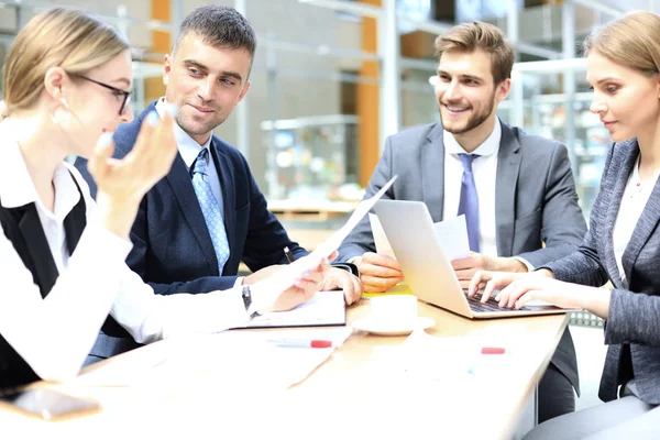 Groep zakenpartners bespreekt ideeën en planningswerkzaamheden in functie. — Stockfoto