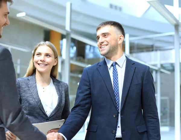 Zakenmensen schudden elkaar de hand, ronden een vergadering af. — Stockfoto