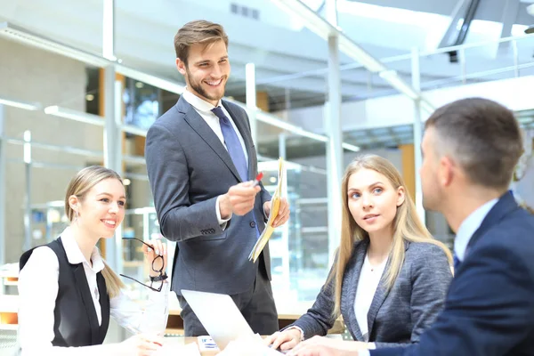 Colegas de trabalho da equipe corporativa trabalhando em escritório moderno . — Fotografia de Stock