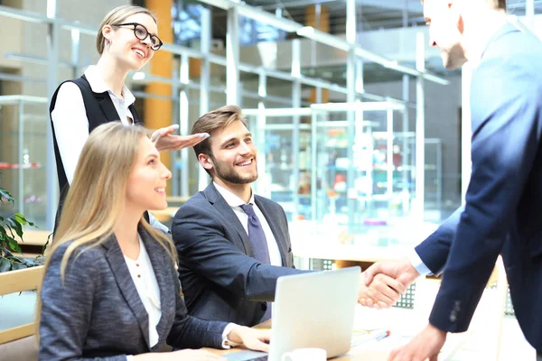 Arbetssökande med intervju. Handskakning medan jobb intervjua. — Stockfoto