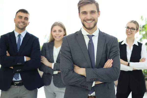 Empresário com colegas em segundo plano no cargo. — Fotografia de Stock