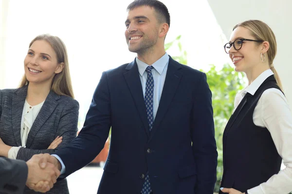 Empresários apertando as mãos, terminando uma reunião. — Fotografia de Stock