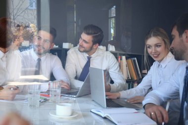 İş ekibi cam hrough bir toplantı düzenliyor.
