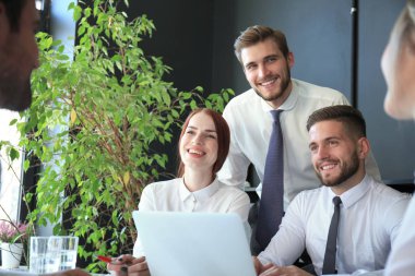 İşverenle iş görüşmesi, iş adamı aday cevapları dinler.