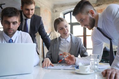 İşletme ekibi laptopun sonuçlarını kontrol etmek için çalışıyor..